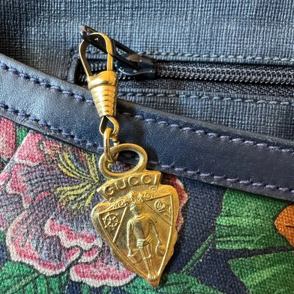 GUCCI Navy Floral Clutch- Vintage EUC - Picture 13 of 13